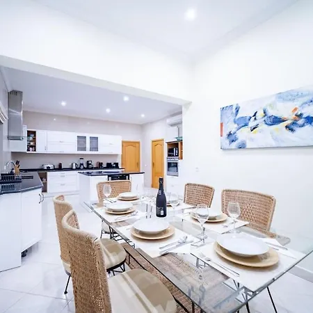 Casa Ferrel - Luxury 9 Bedroom With Indoor & Outdoor Pools * Lagos