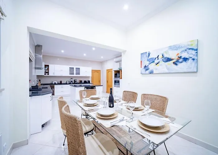 Casa Ferrel - Luxury 9 Bedroom With Indoor & Outdoor Pools * Lagos
