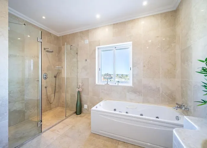 Casa Ferrel - Luxury 9 Bedroom With Indoor & Outdoor Pools * Lagos