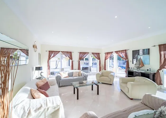 Casa Ferrel - Luxury 9 Bedroom With Indoor & Outdoor Pools *