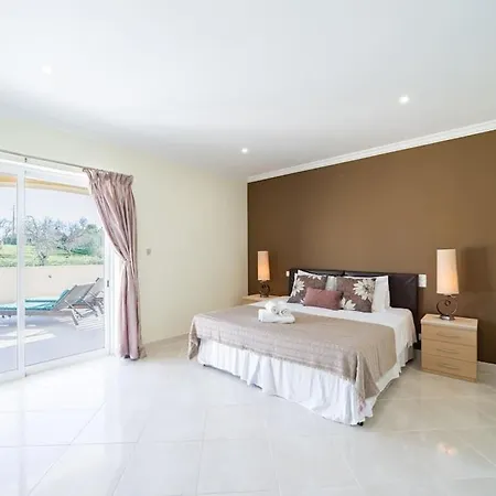 Villa Casa Ferrel - Luxury 9 Bedroom With Indoor & Outdoor Pools Lagos